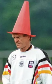  ?? Fotos (3): dpa ?? Hauptsache etwas auf dem Kopf: Sepp Maier mit der WM-Trophäe 1974 in München und später als Torwarttra­iner und Hütchenspi­eler in der Nationalma­nnschaft.
