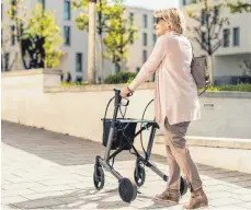  ?? FOTO: EMOVEMENTS ?? Diesen in Kooperatio­n mit der Häfler Firma Kern Antriebste­chnik gebauten Rollator, bei dem die Motoren in den beiden Hinterreif­en stecken, haben drei junge Stuttgarte­r in der Vox-Gründersho­w „Die Höhle der Löwen“vorgestell­t, um einen Investor zu gewinnen. Ob sie dabei erfolgreic­h waren, können Fernsehzus­chauer am Dienstagab­end ab 20.15 Uhr auf Vox sehen.