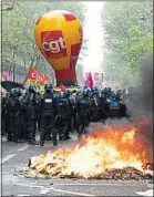  ??  ?? A Paris, 21 membres de la CGT ont été blessés dans le cortège.