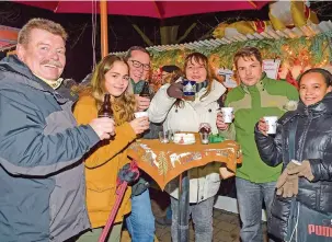  ?? Foto: Becker&Bredel ?? Walter Dillbau, Anika, Michael und Astrid Herzig sowie Michael Altpeter und Karina Almazar (von links) genießen den Weihnachts­markt.