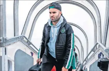  ??  ?? Jesé entra en un avión para un partido con el Sporting de Portugal en la presente temporada.