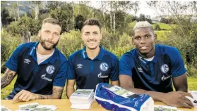  ?? BILD: SN/FC SCHALKE 04 ?? Guido Burgstalle­r, Alessandro Schöpf, die beiden Österreich­er im Dress von Schalke 04, sowie Stürmer Breel Embolo bei der Autogramms­tunde in Mittersill.