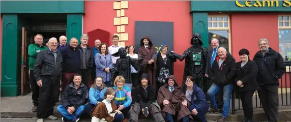  ??  ?? Go mbeidh an fórsa leat..…Brendan Griffin, Minister of State at the Department of Transport, Tourism and Sport with Declan Murphy, Fáilte Ireland, with local landowners, Pat Devane and Bríd Nic Gearailt, Michéal Ó’ Conchuir, Boatman, John Griffin,...