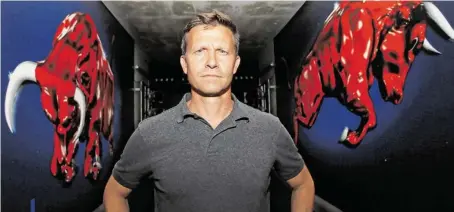  ?? BILD: SN/GEPA/MANDL ?? Für dieses Foto machte er eine Ausnahme: So grimmig blickt Trainer Jesse Marsch ansonsten nicht.