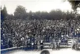  ?? FOTO: ARCHIV ?? : eine der legendären Theaterauf­führungen auf der Freilichtb­ühne vor der Kemenate. Das Publikum kam mit Sonderzüge­n, etwa aus Leipzig.