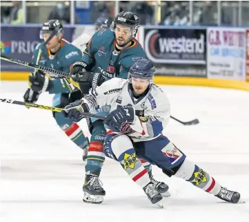  ?? ?? ICE-OFF: Dundee Stars’ Craig Garrigan tussles with Giants’ Mark Garside.