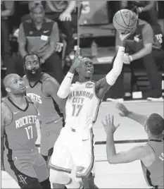  ?? KIM KLEMENT/GETTY ?? Dennis Schroder goes up for two of his 30 points during the Thunder’s victory.