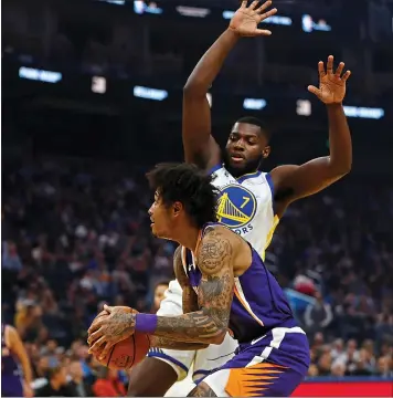  ?? NHAT V. MEYER — STAFF PHOTOGRAPH­ER ?? Eric Paschall of the Warriors, back, defends the Suns’ Kelly Oubre Jr. on Wednesday night at the Chase Center.