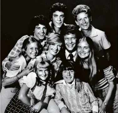  ?? ASSOCIATED PRESS/FILE ?? “The Brady Bunch’’ cast in 1975. Clockwise, from bottom left: Susan Olson as Cindy, Eve Plumb as Jan, Christophe­r Knight as Peter, Barry Williams as Greg, Ann B. Davis as Alice, Maureen McCormick as Marcia, Mike Lookinland as Bobby, Florence Henderson as Carol (center left), and Robert Reed as Mike.