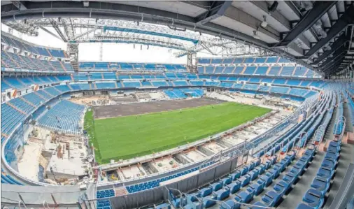  ??  ?? Ayer se empezó a colocar el césped en el estadio, quedando casi perfecto para el partido del domingo ante el Celta (21:00 horas).