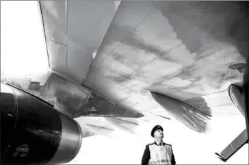  ?? DAMON WINTER/THE NEW YORK TIMES ?? British Airways pilot Mark Vanhoenack­er stands under a wing of a British Airways Boeing 747 at John F Kennedy Internatio­nal Airport in New York, on July 8, 2015.