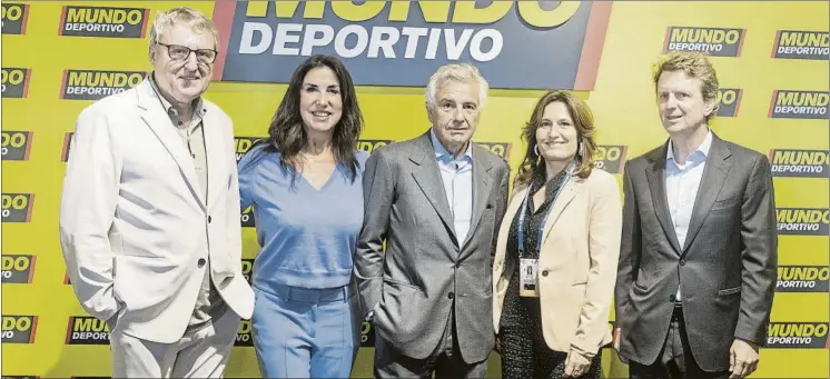  ?? FOTOS: EDUARD OMEDES ?? Santi Nolla, director y CEO de Mundo Deportivo, posa junto a Cristina Cubero, Juan Antonio Samaranch Salisachs, Laura Vilagrà y Carlos Godó, en el stand del Grupo Godó en el RCT Barcelona