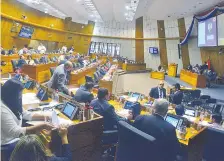  ??  ?? Los diputados sesionarán esta semana en el salón bicameral del Congreso y con el quorum mínimo de parlamenta­rios.