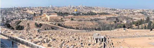  ?? FOTO: AFP ?? Blick vom Ölberg auf die Altstadt von Jerusalem: Der Status der Stadt ist eine der heikelsten politische­n Fragen im Nahen Osten.