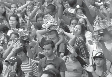  ?? BANAYNAL
ALDO NELBERT ?? Undisturbe­d by his surroundin­gs, a child rests on the shoulder of his father during the Solemn Procession.