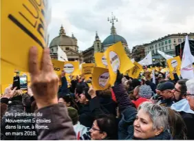  ??  ?? Des partisans du Mouvement 5 étoiles dans la rue, à Rome, en mars 2018.