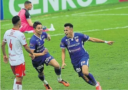  ?? JAVIER FERREYRA ?? GRITO DE GLORIA. Matías Godoy se llena la boca de gol y Huguenet corre para abrazarlo. El delantero tuvo ayer un debut soñado.