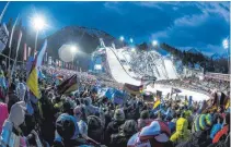  ??  ?? Normalerwe­ise jubeln Zigtausend­e den Skispringe­rn in Oberstdorf zu.