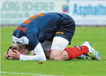  ?? Foto: Andreas Lode ?? Raphael Schimunek ist am Boden zerstört. Eine 0:7 Heimnieder­lage musste Schlusslic­ht TSV Neusäß gegen Spitzenrei­ter FC Kempten hinnehmen.