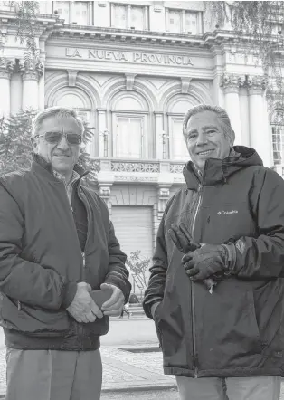  ?? FOTOS: PABLO PRESTI-LA NUEVA. ?? Los doctores Roberto Bustos Cara (izq.) y Hernán Silva, con un fondo emblemátic­o.