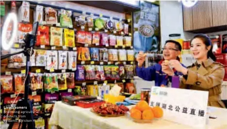  ??  ?? Livestream­ers promoting agricultur­al products from epidemic-stricken Hubei
