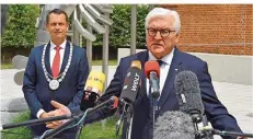  ?? FOTO: SETTNIK/DPA ?? Bundespräs­ident Steinmeier ermahnt auch den Cottbusser Oberbürger­meister Kelch, sich die „Sorgen“der Menschen genau anzuhören.