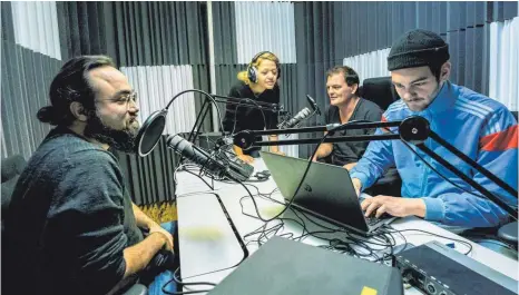  ?? FOTO: MICHAEL SCHEYER ?? Die Stimmen hinter dem Mikrofon: Sportchef Filippo Cataldo, Digitalred­akteurin Andrea Pauly, Sportredak­teur Jürgen Schattmann und Producer Emin Hohl (von links) im Podcast-Studio der „Schwäbisch­en Zeitung“.