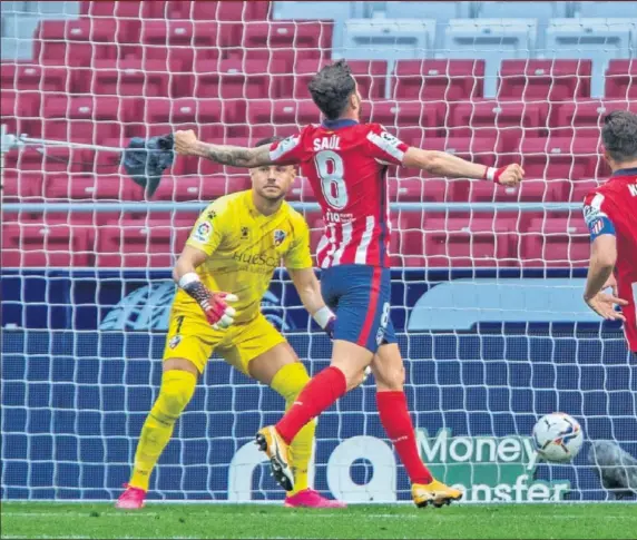  ??  ?? Saúl, Koke y Marcos Llorente celebran el primer gol del Atlético ante el Huesca, marcado por Correa.