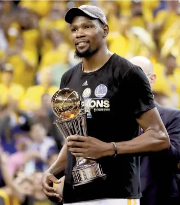  ??  ?? À sa première année avec les Warriors, Kevin Durant a remporté le trophée du joueur par excellence de la finale.