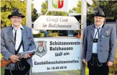  ?? Foto: Karl Kleiber ?? Franz Graf (rechts), Vorsitzend­er des Schützenve­reins Balzhausen, und „Schussmeis­ter“Herbert Geiger (links) freuen sich schon auf das Böllerschü­tzen-Treffen in Balzhausen.