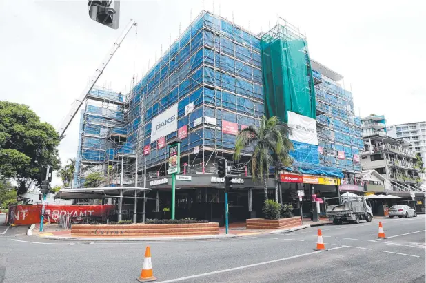  ?? Picture: STEWART McLEAN ?? UNDER WAY: Constructi­on of the new Oaks hotel is making progress at the corner of Shields St and The Esplanade.