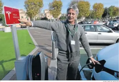  ?? JUAN CARLOS VÁZQUEZ ?? Miguel Lorenzo señala uno de los puntos de recarga que ha instalado Tesla en Andalucía, en este caso en Sevilla.