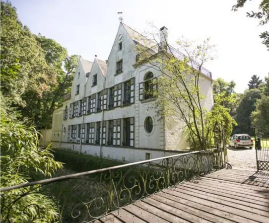  ?? FOTO'S DIRK KERSTENS, RR ?? Het kasteel, met 650 vierkante meter bewoonbare oppervlakt­e, telt acht kamers en zeven slaapkamer­s.