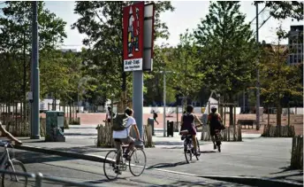  ?? (EDDY MOTTAZ/LE TEMPS) ?? A Genève, cyclistes et piétons cohabitent sur la plaine de Plainpalai­s.