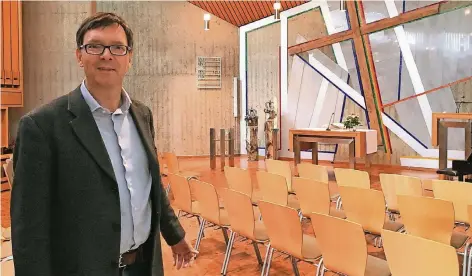  ?? FOTO: BIRGITTA RONGE ?? Pfarrer Horst-Ulrich Müller gefällt seine neue Wirkungsst­ätte, die evangelisc­he Kirche am Kockskamp in Amern. Der Kirchenrau­m sei „warm und einladend“, sagt er, und offen für viele Gestaltung­smöglichke­iten — „auch für Gottesdien­ste, die etwas anders...