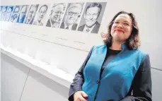  ?? FOTO: DPA ?? Die neue Vorsitzend­e der SPD-Bundestags­fraktion, Andrea Nahles, vor einer Fotowand mit ihren Vorgängern. Der Dritte von rechts ist Peter Struck.
