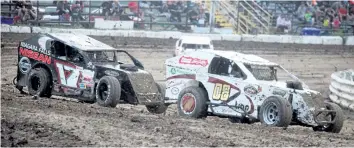  ?? BERND FRANKE/POSTMEDIA NEWS ?? Josh Sliter, No. 17, trails Steven Beckett, No. 08, in Mod Lites qualifying at Merrittvil­le Speedway Saturday night in Thorold. Sliter went on to win the feature for his third victory in six starts this season.