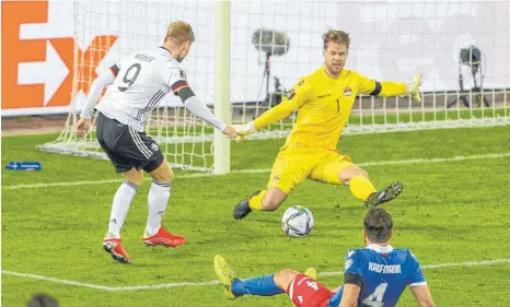  ?? FOTO: CHRISTIAN KOLBERT/IMAGO IMAGES ?? Einer der wenigen Lichtblick­e: Timo Werner (links) trifft kurz vor der Halbzeitpa­use zum 1:0.