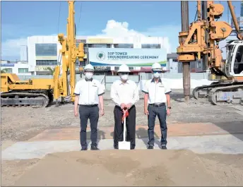  ?? — Photo from SOPB ?? Ling (centre), Wong (right) and Kiu pose for a photo call after the ground breaking ceremony.