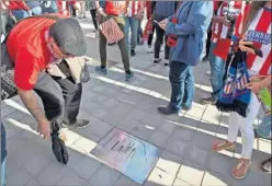  ??  ?? QUERIDO. Muchos aficionado­s visitaron la placa de Luis Aragonés.
