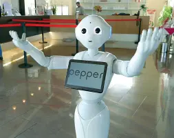  ??  ?? Nella hall Pepper, il robottino alto un metro e 20 che parla italiano e a breve anche inglese e tedesco, al Parc Hotel