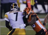  ?? MICHAEL CONROY — ASSOCIATED PRESS ?? The Bengals’ Carl Lawson, right, sacks Pittsburgh Steelers quarterbac­k Ben Roethlisbe­rger during the first half of Monday night’s game in Cincinnati. The Bengals won, 27-17.