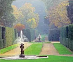  ??  ?? Il viale d’accesso a Villa Barbarigo (sopra). A sinistra: il Padiglione di Diana (sopra) nel Giardino monumental­e di Valsanzibi­o; sotto, la serra di Villa Revedin Bolasco, curata dai botanici dell’università di Padova.