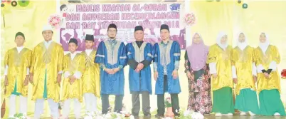  ??  ?? RASININ bergambar kenangan bersama pengurusan sekolah dan pelajar tahun enam.