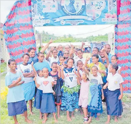  ?? Picture: FIJIAN GOVERNMENT ?? Ministry of Education,
Heritage and Arts permanent secretary Dr Anjeela Jokhan with students of Sukanaival­u Memorial School on the
Island of Yacata.