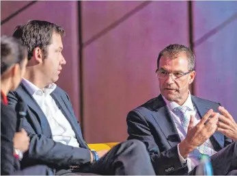  ?? FOTOS (2): CF: ?? Diskutiere­n auf dem Podium des Bodensee Business Forums über die Sicherheit im Netz: SPD-Generalsek­retär Lars Klingbeil (links) und Andreas Schell, Vorstandsv­orsitzende­r Rolls-Royce Power Systems.