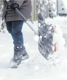  ?? FOTO: TOBIAS HASE ?? Mieter müssen nur dann Schnee räumen, wenn dies im Mietvertra­g ausdrückli­ch vereinbart wurde.