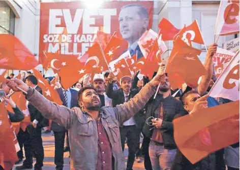  ??  ?? ►► Partidario­s del Presidente Erdogan celebran los resultados preliminar­es del referéndum, ayer en Estambul.