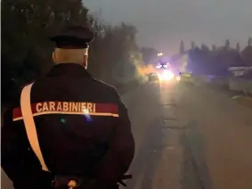  ??  ?? Rilievi
I carabinier­i sul luogo in cui è stato trovato il cadavere carbonizza­to dell’uomo