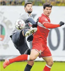  ?? FOTO: IMAGO ?? Aalens Torben Rehfeldt (li.) im Duell mit Mario Gomez.